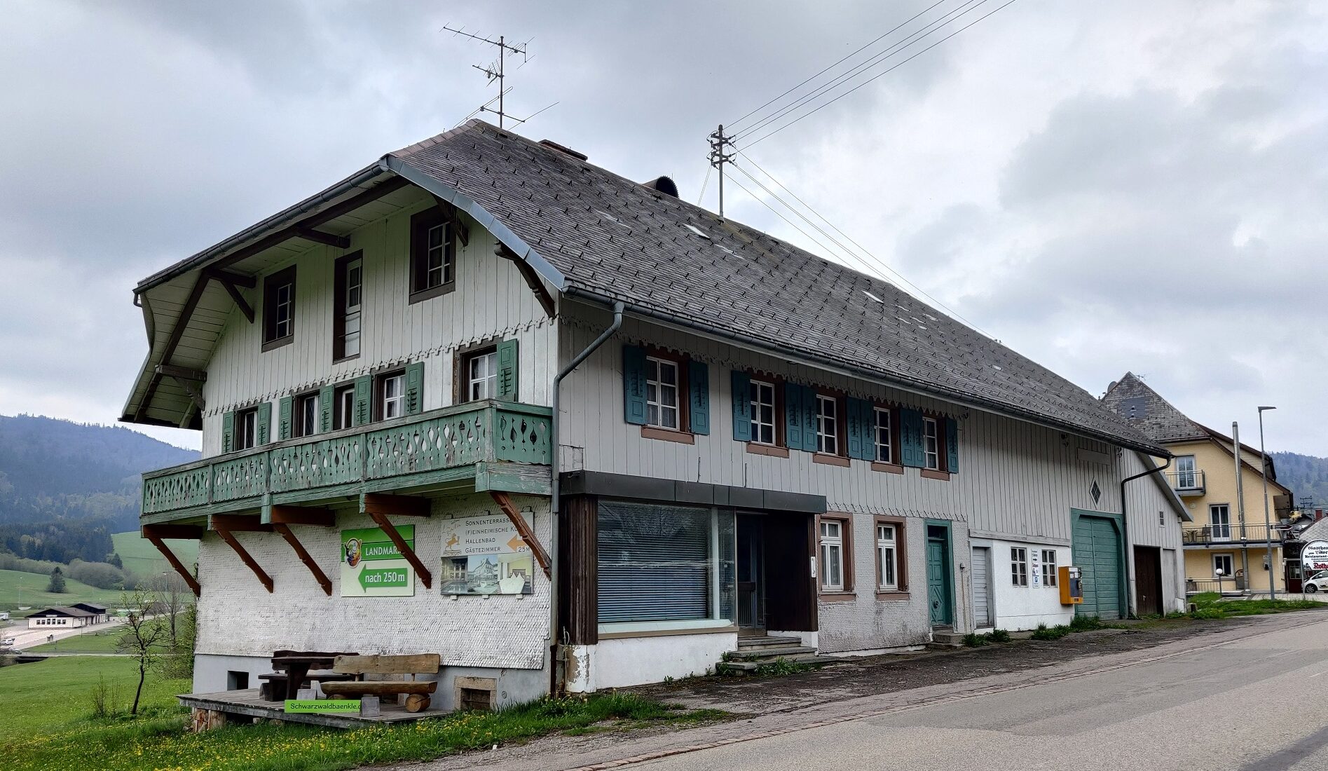 Das alte Kachlerhaus ist ein historisches , einfaches Schwarzwaldhaus